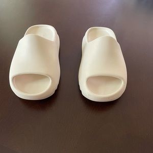 YEEZY SLIDE KIDS BONE